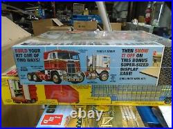 1046 125 AMT WHITE-FREIGHTLINER SD/DD 2in1 Semi Truck NEW SEALED