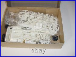 125 AMT Mack Ryder Cruise Liner Semi Tractor Model Kit WithBox