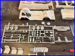 1965Thunderbird Hardtop 3n1 Model Kit 1/25, original issue, Screw bottom, Not Comp