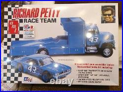 1/25 AMT RICHARD PETTY Race Team Model TRANSPORTER TRUCK & KIT CAR Brand new #43