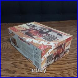 1/32 Ford LTL9000 Semi Truck Snap-Fit Model By AMT / ERTL