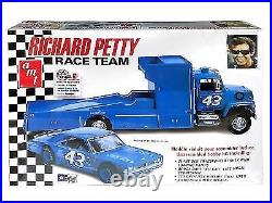 AMT 1072 1/25 Scale Richard Petty Race Team Transporter & Race Car Model Kit