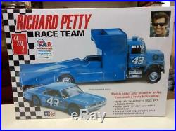 AMT 1072 Richard Petty Race Team model kit