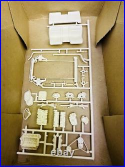 AMT 125 1967 Oldsmobile Toronado Hardtop Customizing Model Kit 6937-200 Vintage