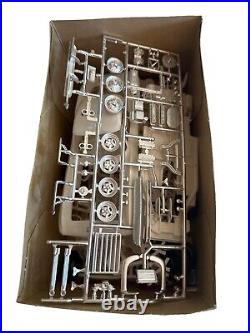 AMT 1964 Corvette Sting Ray 3-In-1 Customizing Kit With Trailer