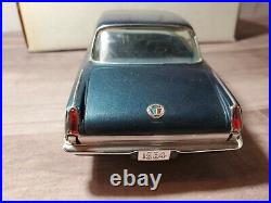 AMT 1964 Plymouth Valiant Signet 200 Promo 125 Scale Plastic Model Car Kit