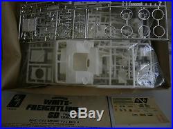 AMT 1/25 White Freightliner SD Truck Tractor kit T530 Sealed Inside nice