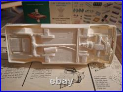AMT 3in 1 Styline 1962 V200 Valiant 1/25 Scale Model Kit