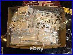 AMT Budweiser Race Team Mustang Funny Car Ford Ramp Truck KIT 1/25