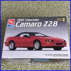 AMT Chevrolet Camaro Z28'95 and Pontiac Firebird Formula 1/25 Model Kits #16968