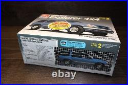 AMT ERTL #8968 1/25 1996 Ford Explorer 4x4, Factory Sealed Trading Cards