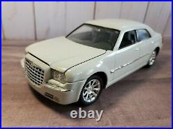 AMT Ertl 2005 Chrysler Hemi 300C Pro Built Promo 125 Plastic Model Car Kit