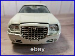 AMT Ertl 2005 Chrysler Hemi 300C Pro Built Promo 125 Plastic Model Car Kit