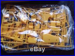 AMT Ertl 6670 Caterpillar D8H 125 Scale model kit Contents Sealed