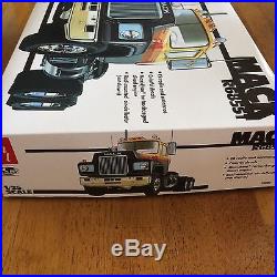 AMT Mack R685ST Model Truck Kit 125 Scale 38683