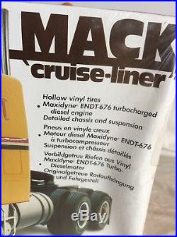 AMT Matchbox 125 scale Plastic Model Kit Mack Cruise-Liner COE Tractor Truck