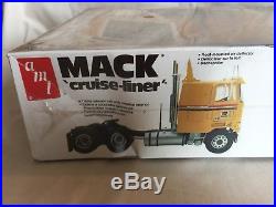 AMT Matchbox 125 scale Plastic Model Kit Mack Cruise-Liner COE Tractor Truck