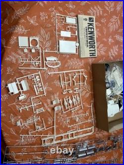 AMT Movin On Kenworth Truck Tractor Vintage Model Kit 125 Scale T560