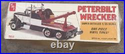 AMT Peterbilt Wrecker Super Detailed 1/25 Scale Kit #T533 Sealed