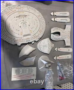 AMT Star Trek U. S. S. Enterprise NCC-1701-D 1990 Model Kit