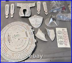 AMT Star Trek U. S. S. Enterprise NCC-1701-D 1990 Model Kit