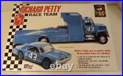 AMT T569 Richard Petty Racing Team Kit OPEN BOX