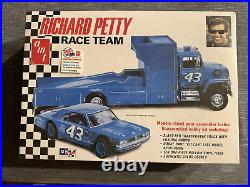 AMT T569 Richard Petty Racing Team kit (Sealed Box)