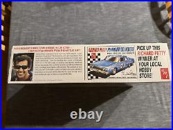 AMT T569 Richard Petty Racing Team kit (Sealed Box)