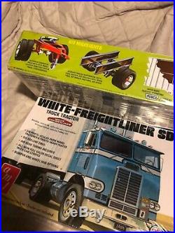 AMT WHITE FREIGHTLINER SD & TRAILMOBILE two 27 TRAILER 1/25 scale 2 model kits