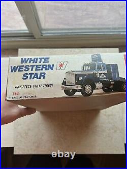 AMT White Western Star Georgia Pacific 1/25 Scale Kit Open Box Rare
