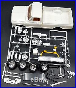 AMT Y733 1970 CHEVY PICKUP BUILT ANNUAL VINTAGE 1/25 Model Car Mountain