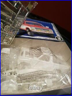 AMT iHOBBY EXCLUSIVE 1981 FORD BRONCO MODEL KIT New Sealed 1/25 # 38567 Rare