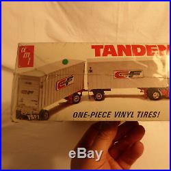 Hole in package AMT TANDEM VANS two 27-foot ext post tralers 1/25 vintage