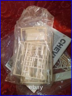 M6A 70s AMT Incomplete sealed in a Monogram Chevy Street Van Model Kit Vanpire
