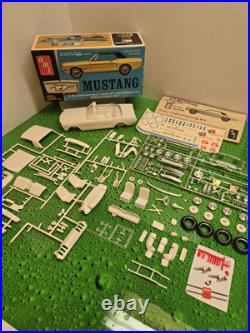 MUSTANG CONV- HRDTP 1965 AMT 1/25 Scale Plastic Model Kit