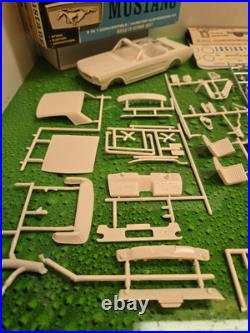 MUSTANG CONV- HRDTP 1965 AMT 1/25 Scale Plastic Model Kit