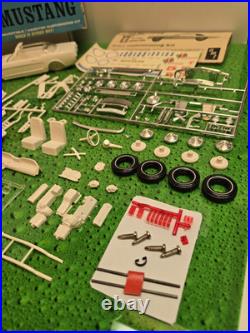 MUSTANG CONV- HRDTP 1965 AMT 1/25 Scale Plastic Model Kit