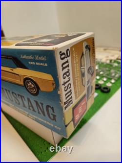 MUSTANG CONV- HRDTP 1965 AMT 1/25 Scale Plastic Model Kit