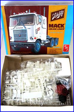 Mack Cruise Liner Schlitz AMT 125 Scale Model Kit #T553 Open Box Sealed Parts