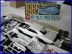 Model kit 1965 Pontiac Bonneville HT kit 6625 AMT