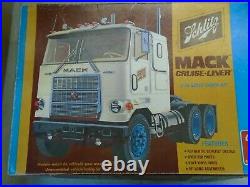 New amt t553 mack schlitz beer truck and trailer t554 (old stock)