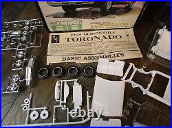 OPEN BOX RARE Vintage AMT 1968 OLDSMOBILE TORONADO 1/25 Scale Model Kit 6938-200