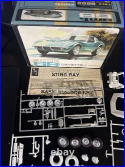 RARE! ORIGINAL VINTAGE AMT 1968 CORVETTE STING RAY KIT Broken Window Post