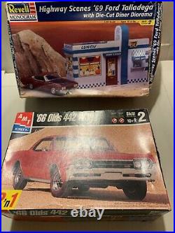 Revell Highway Scene 69 Ford Talladega & Amt 66 Olds 442 Model Kit