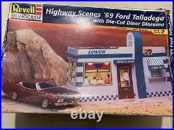 Revell Highway Scene 69 Ford Talladega & Amt 66 Olds 442 Model Kit