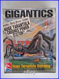 Sealed! 1996 Amt Ertl Model Kits Set Of 2 Gigantics Tarantula & Praying Mantis