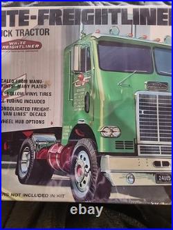 Sealed Vintage Original Mib Amt White-freightliner Sd Truck Tractor Color Green