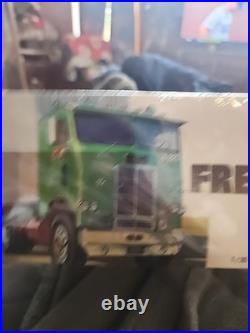 Sealed Vintage Original Mib Amt White-freightliner Sd Truck Tractor Color Green