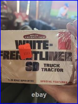 Sealed Vintage Original Mib Amt White-freightliner Sd Truck Tractor Color Green
