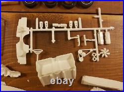 Unassembled AMT 1965 Chrysler Imperial 1/25 Scale 3 In 1 Customizing Model Kit
